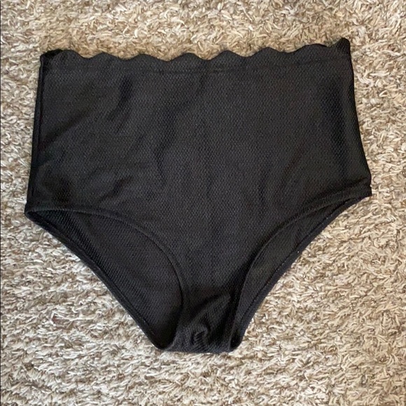 Scalloped Cupshe bikini - Picture 2 of 3